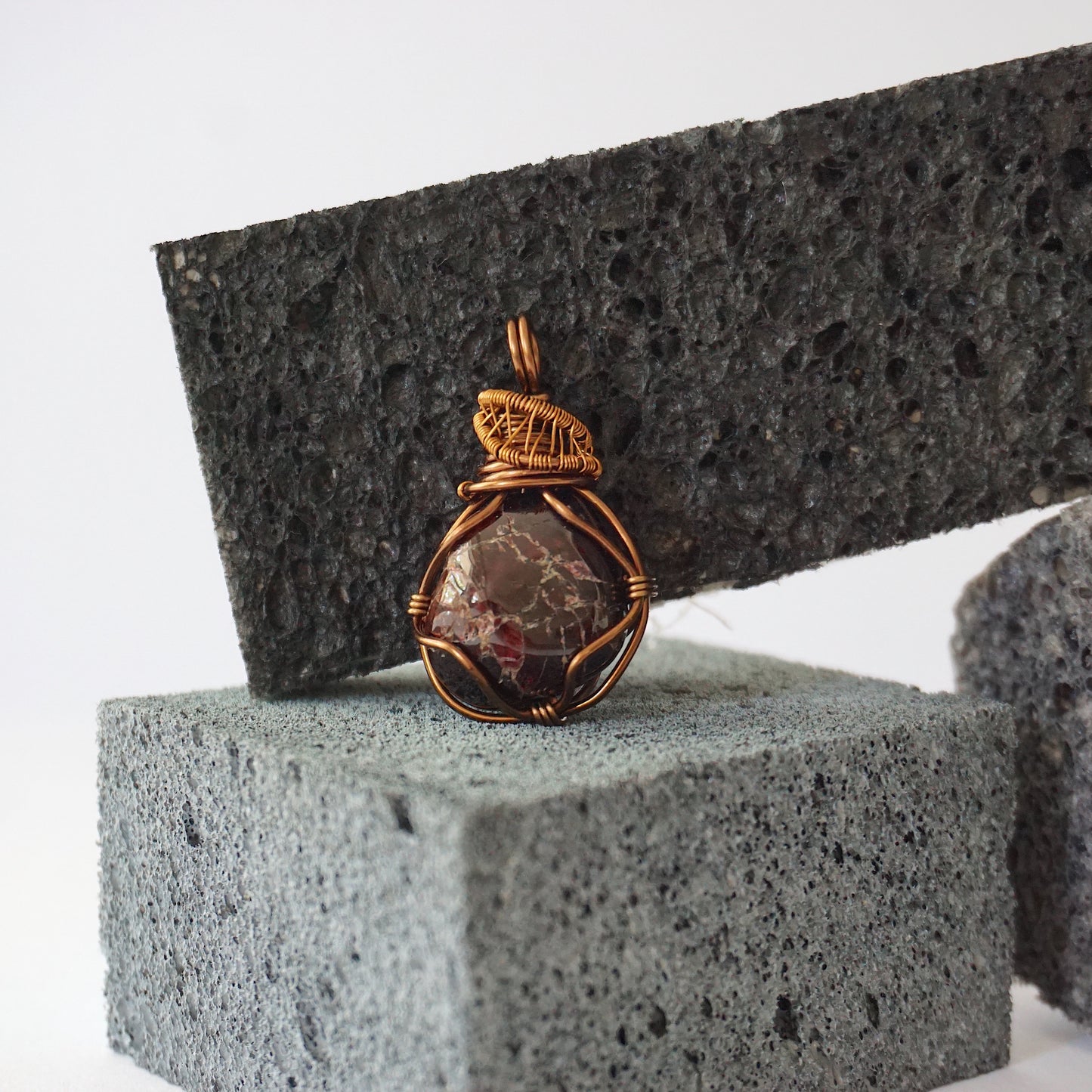 THE FOUNDATION MAKER PENDANT / GARNET