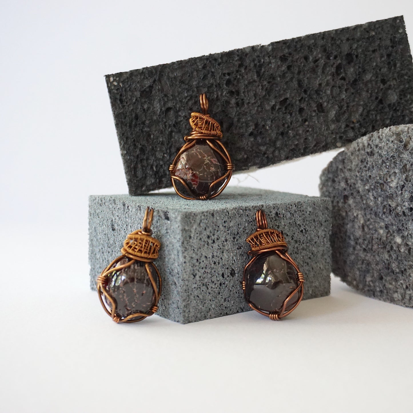 THE FOUNDATION MAKER PENDANT / GARNET