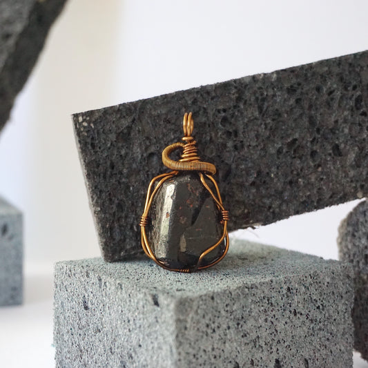 THE NEGATOR PENDANT / BLACK TOURMALINE