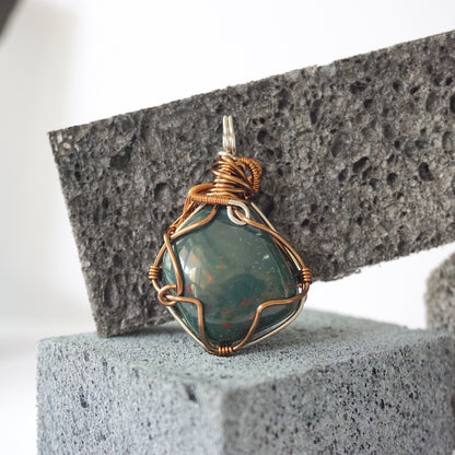 THE ADVENTUROUS PENDANT / BLOODSTONE