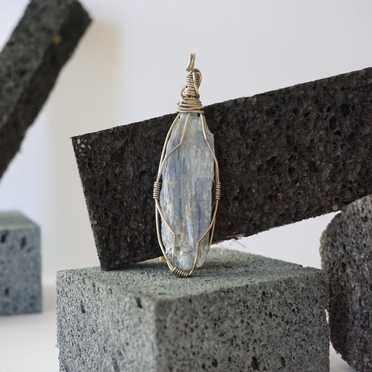 THE COMMUNICATOR PENDANT / BLUE KYANITE