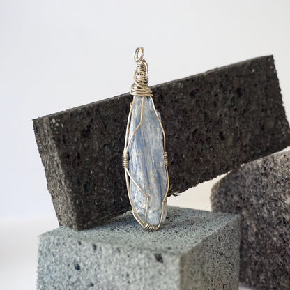 THE COMMUNICATOR PENDANT / BLUE KYANITE