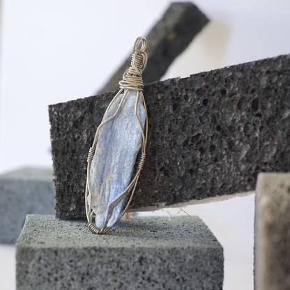 THE COMMUNICATOR PENDANT / BLUE KYANITE