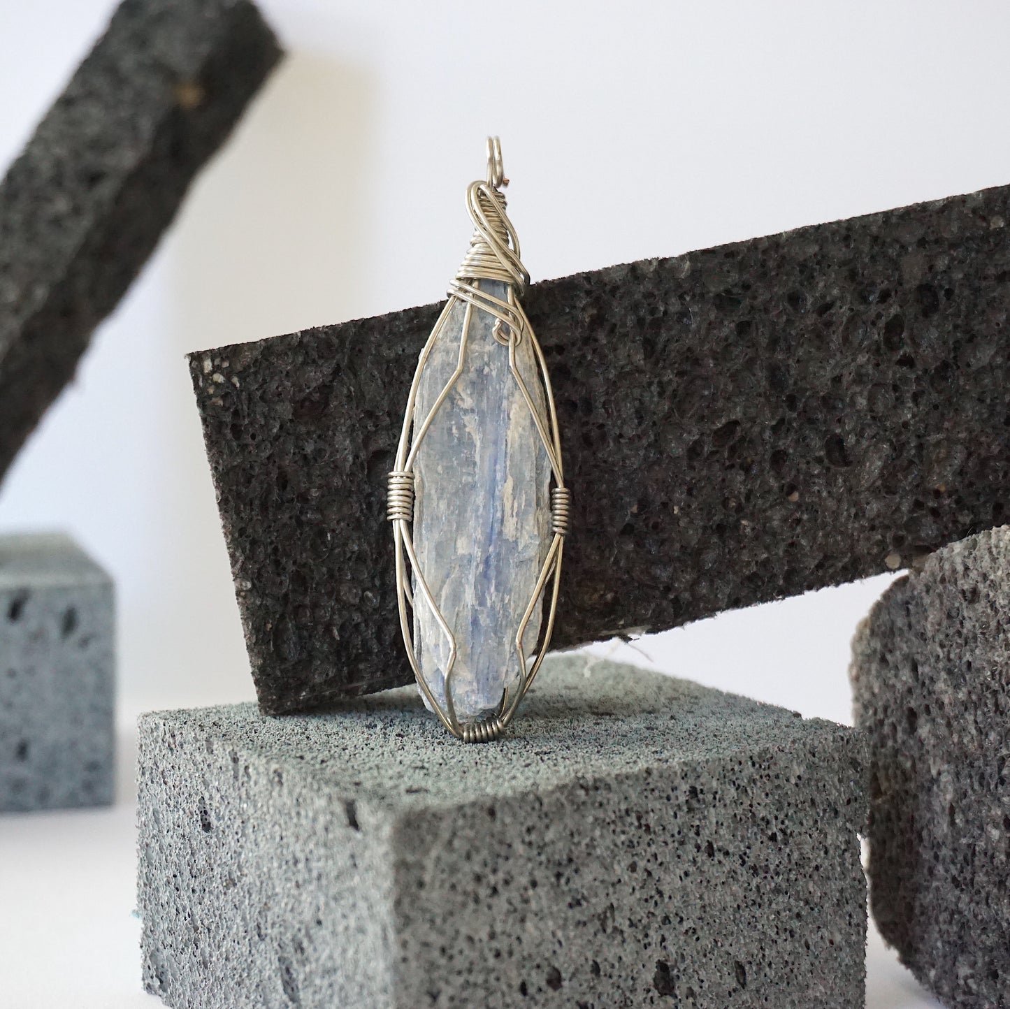 THE COMMUNICATOR PENDANT / BLUE KYANITE