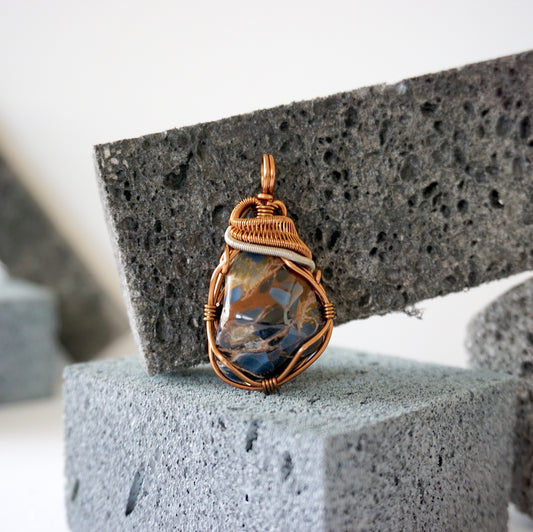 TRUTH TELLER PENDANT / PIETERSITE