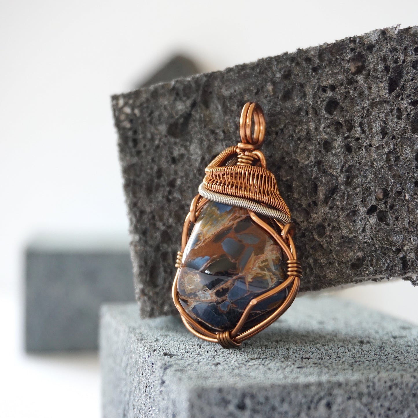 TRUTH TELLER PENDANT / PIETERSITE