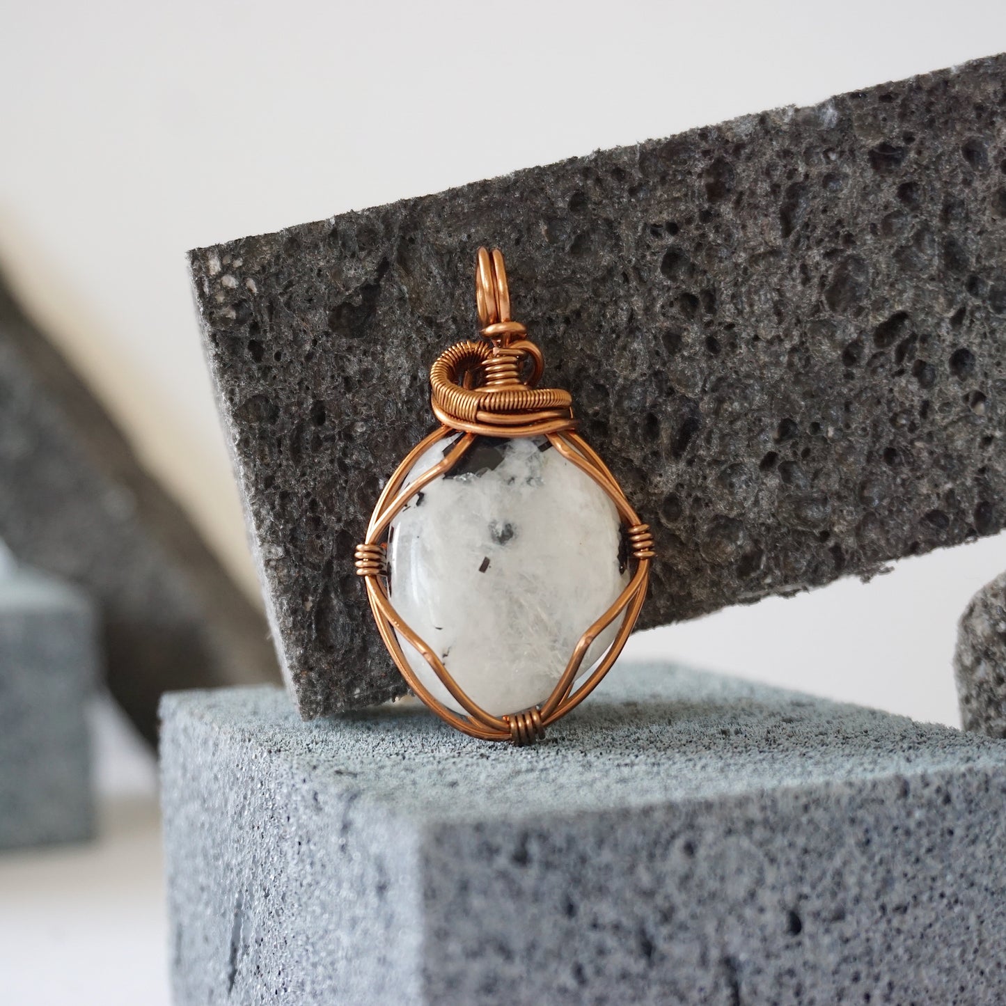 THE INSPIRATION PENDANT / MOONSTONE