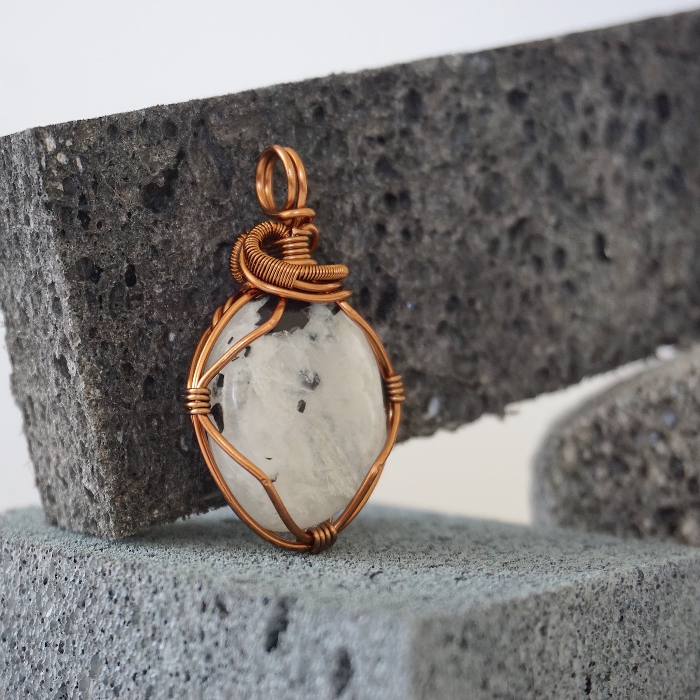 THE INSPIRATION PENDANT / MOONSTONE