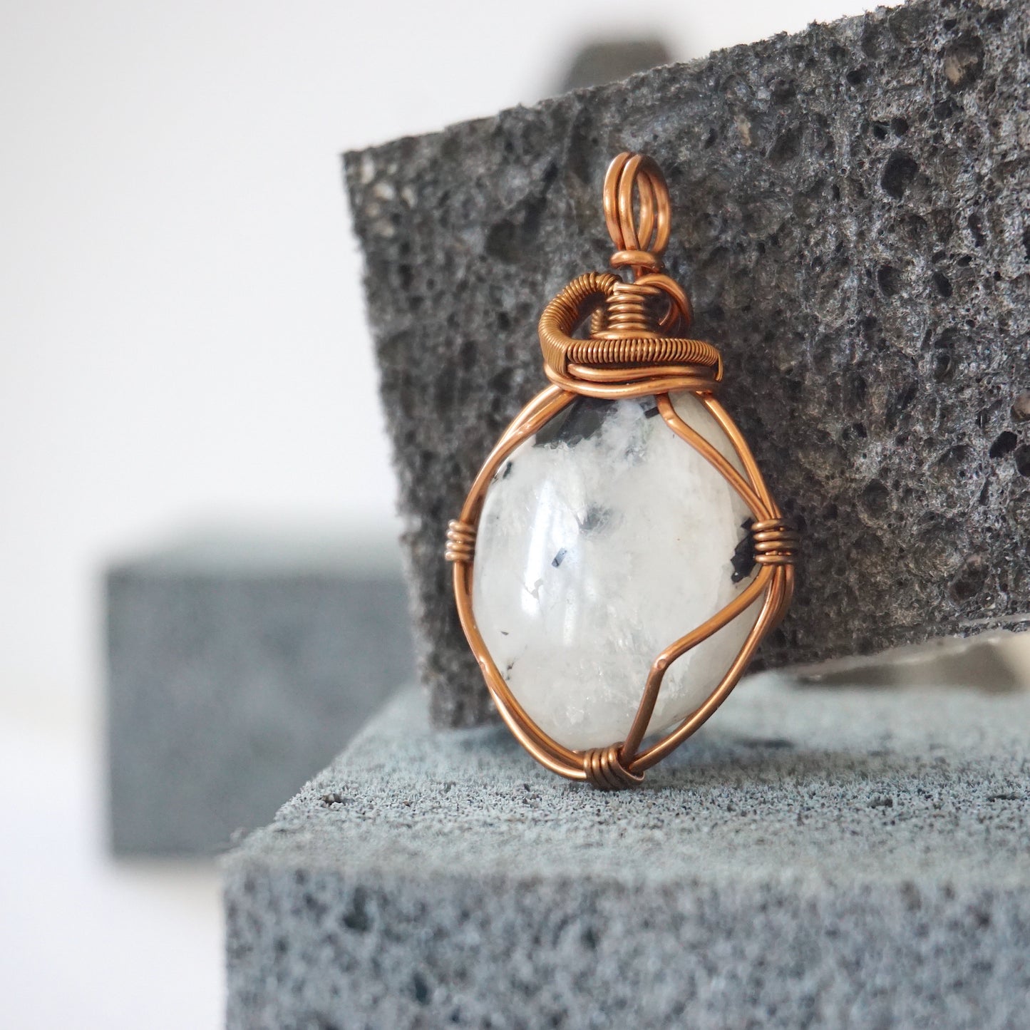 THE INSPIRATION PENDANT / MOONSTONE