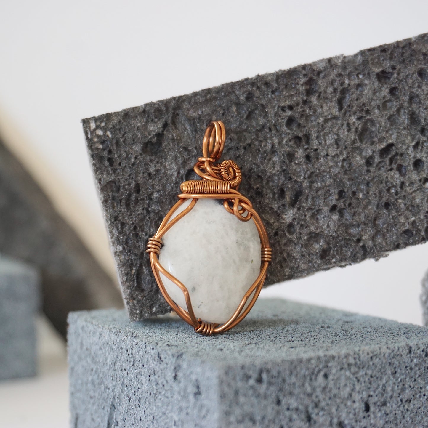 THE INSPIRATION PENDANT / MOONSTONE